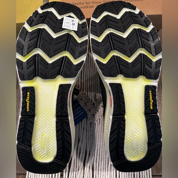 SKECHERS running shoe - Picture 3 of 6